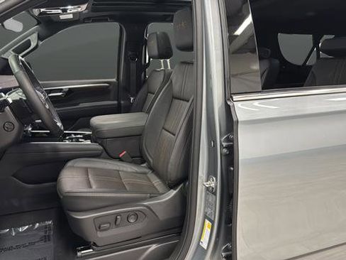 Used 2026 Chevrolet Suburban High Country AWD/4WD image 9