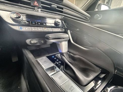 Used 2025 Hyundai Elantra Limited FWD image 20