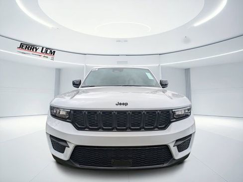 New 2025 Jeep Grand Cherokee Altitude image 7