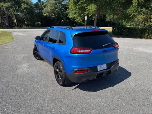 Used 2018 Jeep Cherokee Latitude w/ Altitude Package FWD image 4