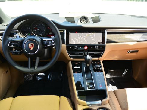 Certified 2025 Porsche Macan image 17