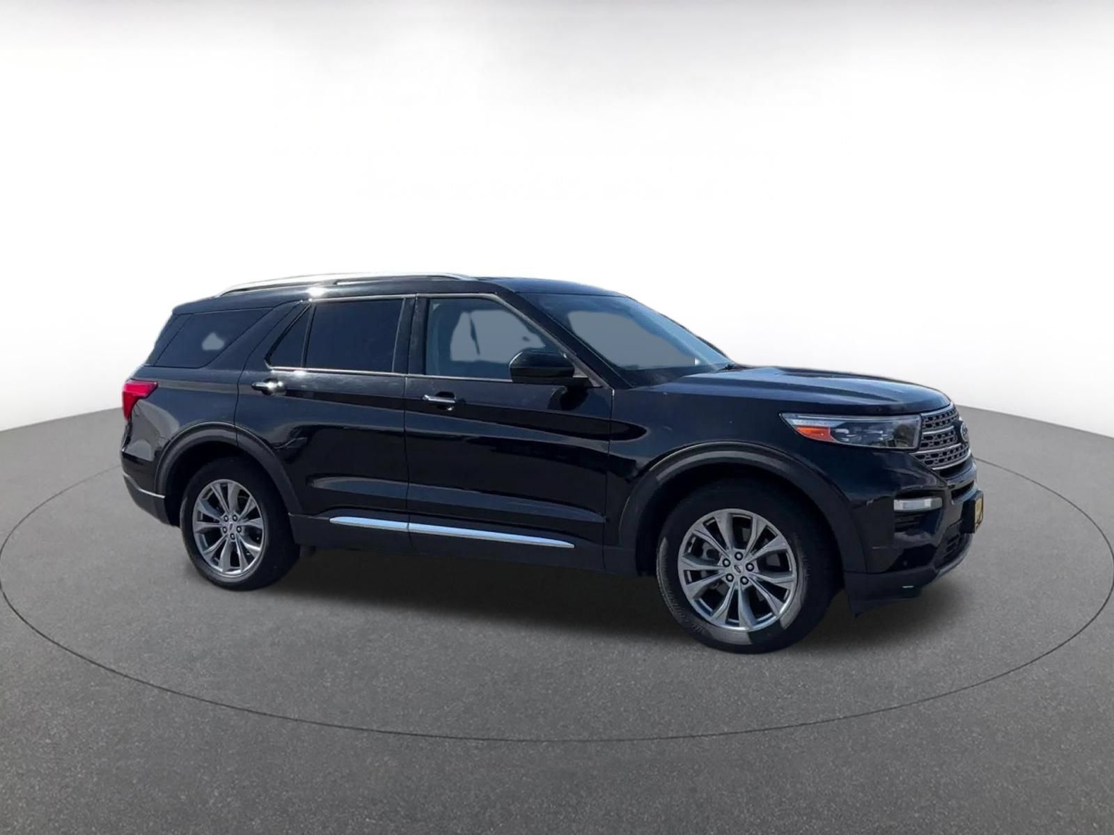 Used 2023 Ford Explorer Limited AWD/4WD image 2