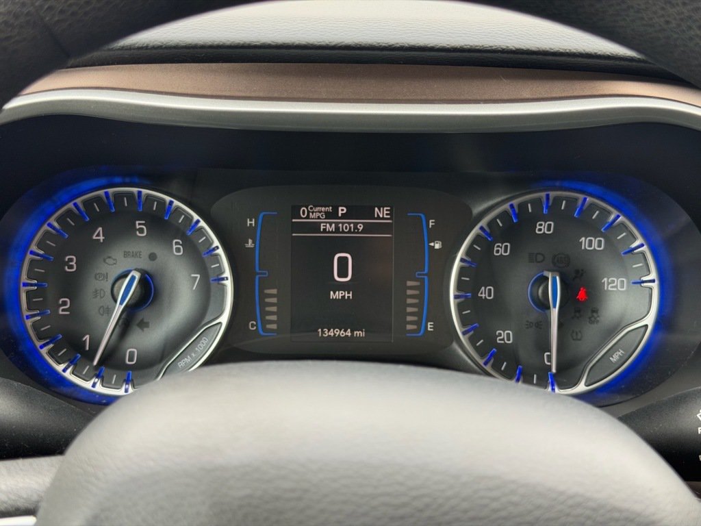Used 2017 Chrysler Pacifica Touring FWD image 15