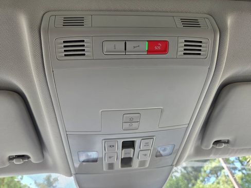 Certified 2025 Volkswagen Taos SE FWD image 18