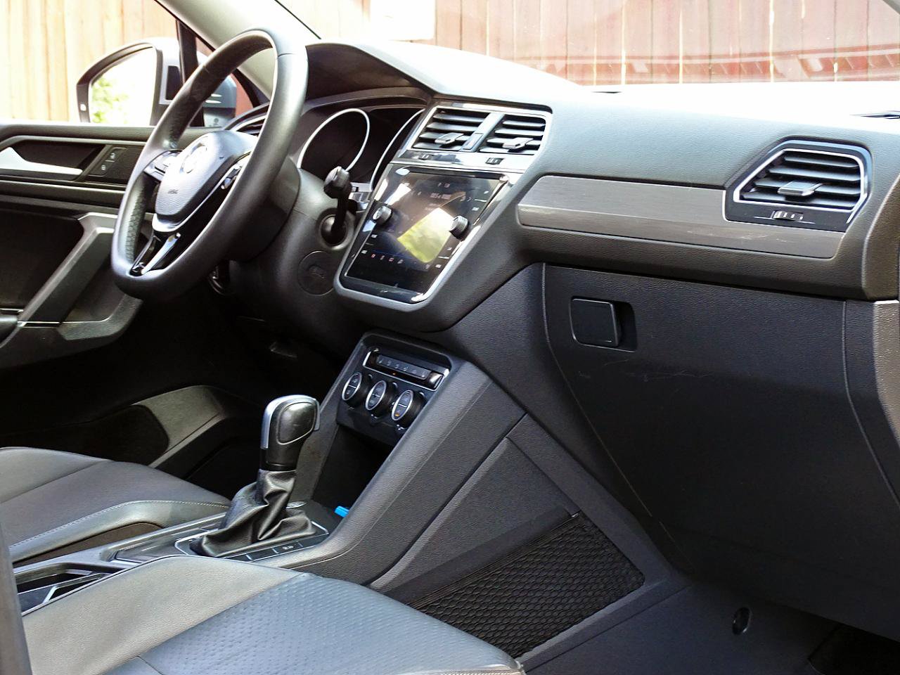 Used 2020 Volkswagen Tiguan SE w/ Panoramic Sunroof Package FWD image 31