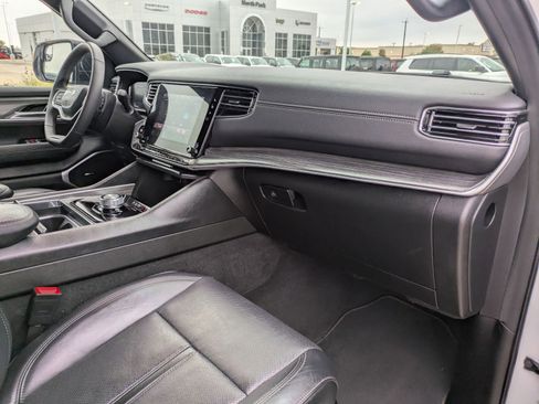 Used 2024 Jeep Wagoneer Series II w/ Flexible Seating Group image 29