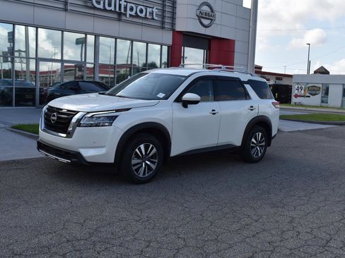 Used 2024 Nissan Pathfinder SL FWD image 2