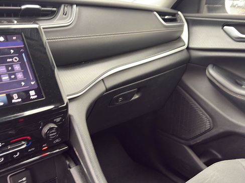 Used 2023 Jeep Grand Cherokee L Laredo image 21