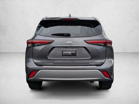 Used 2024 Toyota Highlander Platinum FWD image 7