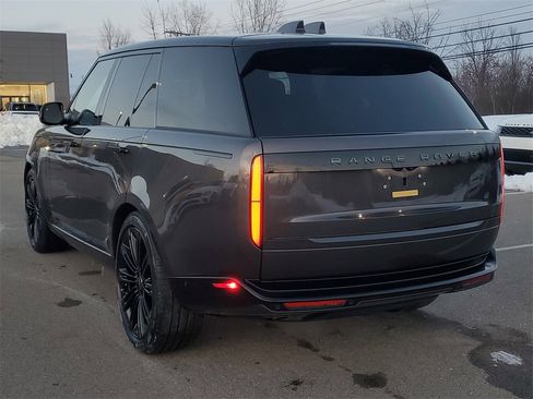 New 2025 Land Rover Range Rover SE image 2