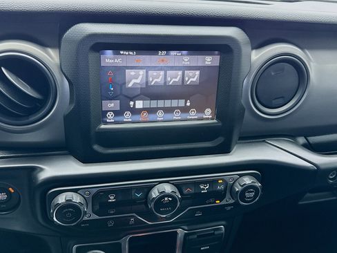 Used 2022 Jeep Gladiator Sport AWD/4WD image 12