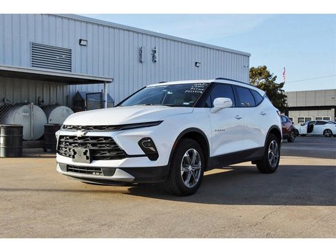 Used 2023 Chevrolet Blazer LT image 2