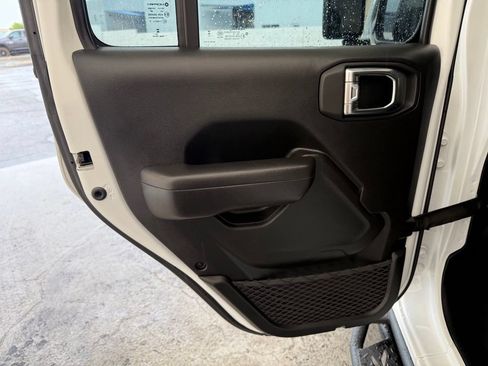 Used 2025 Jeep Gladiator Sport AWD/4WD image 18