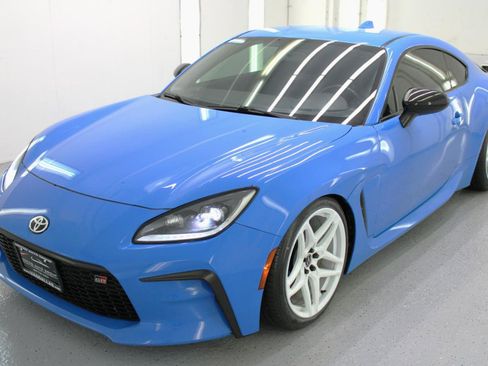 Used 2022 Toyota GR86 RWD image 4