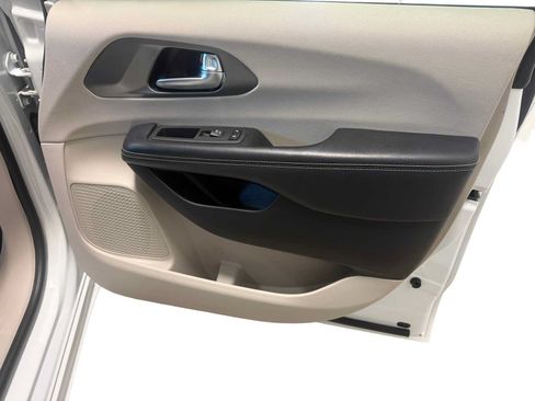 Used 2022 Chrysler Pacifica Touring-L FWD image 26