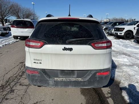 Used 2017 Jeep Cherokee Sport image 4