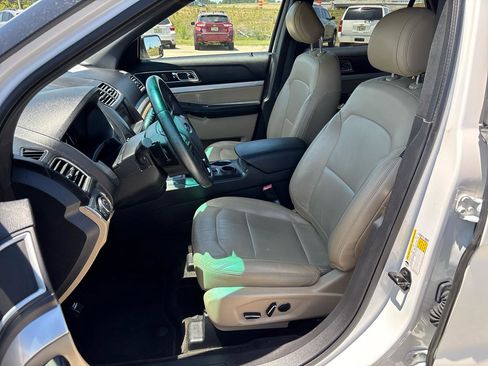 Used 2016 Ford Explorer XLT w/ Equipment Group 202A FWD image 17