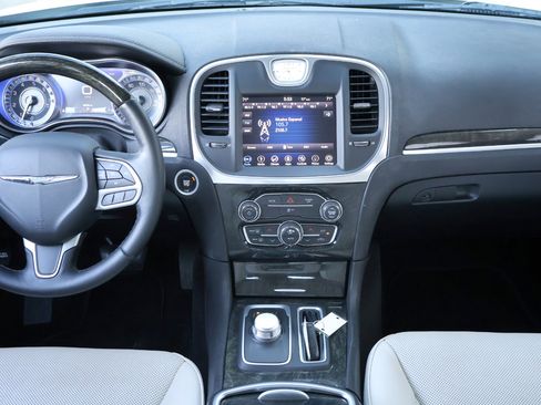 Used 2018 Chrysler 300 Limited image 17