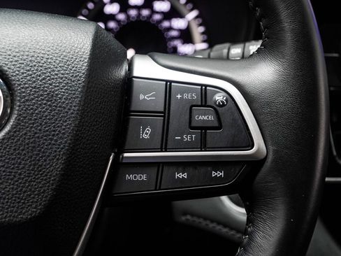 Used 2025 Toyota Highlander LE FWD image 27