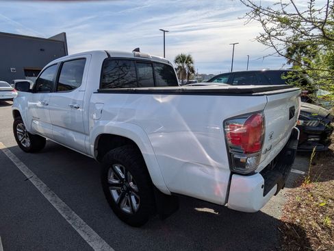 Used 2016 Toyota Tacoma Limited w/ Towing Package image 5