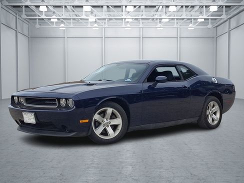 Used 2014 Dodge Challenger SXT RWD image 1