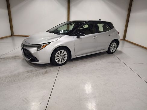 Used 2023 Toyota Corolla SE w/ SE Premium Package image 4