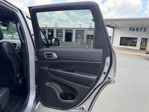 Used 2018 Jeep Grand Cherokee Altitude RWD image 35
