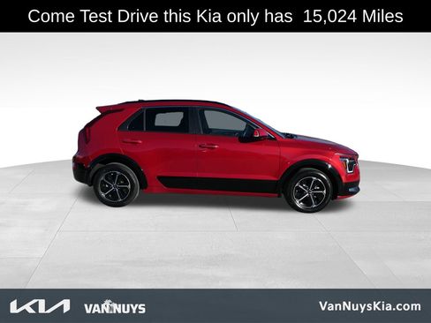 Used 2023 Kia Niro SX image 2