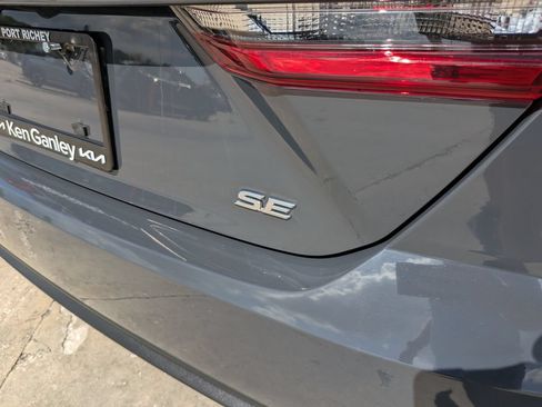 Used 2025 Toyota Camry SE FWD image 12