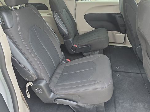 Used 2023 Chrysler Voyager LX image 28