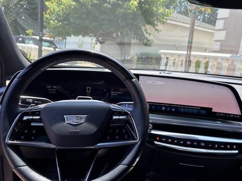 Used 2024 Cadillac Lyriq Luxury AWD/4WD image 6
