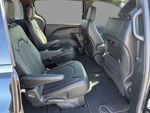 Used 2025 Chrysler Pacifica Select FWD image 10