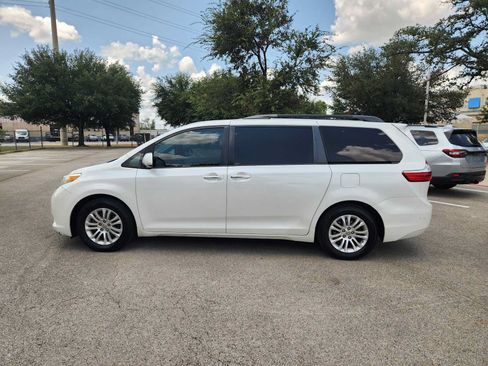 Used 2016 Toyota Sienna XLE w/ XLE Navigation Package FWD image 4