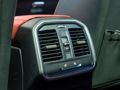 Certified 2023 Porsche Macan AWD/4WD image 38