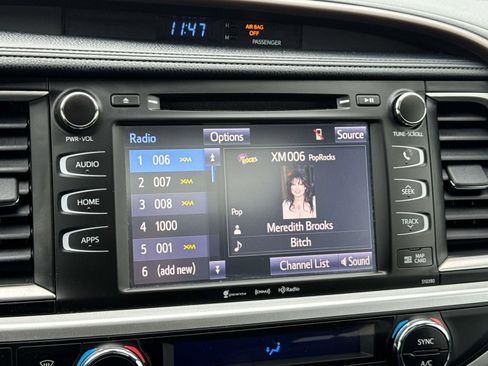 Used 2019 Toyota Highlander XLE w/ Carpet Mat Package (TMS) AWD/4WD image 3