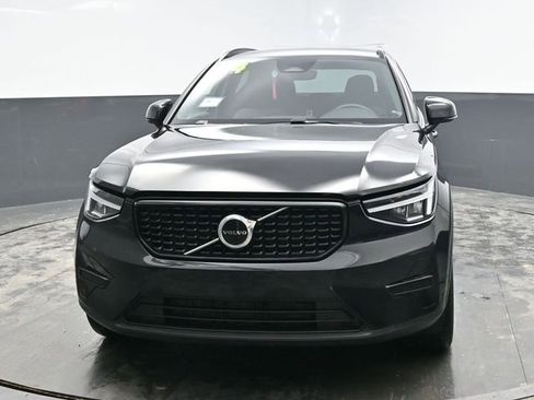 Used 2024 Volvo XC40 B5 Core image 2