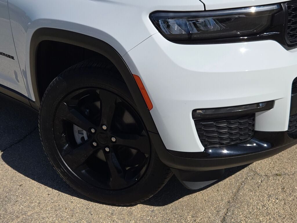 Certified 2025 Jeep Grand Cherokee L Limited w/ Black Appearance Package AWD/4WD image 5
