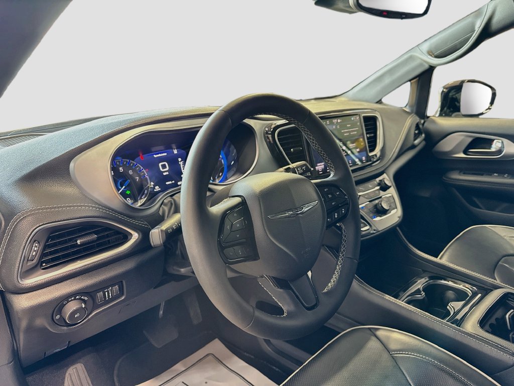 Used 2025 Chrysler Pacifica Limited FWD image 9