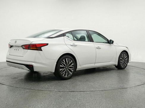 Used 2025 Nissan Altima 2.5 SV image 9