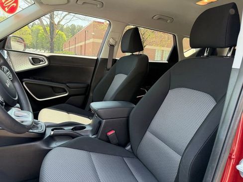 Certified 2025 Kia Soul LX w/ LX Technology Package image 5