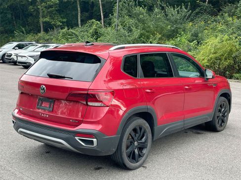 Used 2022 Volkswagen Taos SE w/ Panoramic Sunroof Package AWD/4WD image 5
