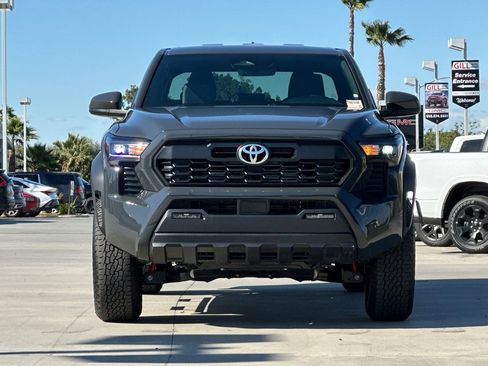Used 2025 Toyota Tacoma TRD Off-Road image 9