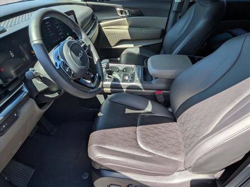 Used 2025 Kia Carnival FWD image 16