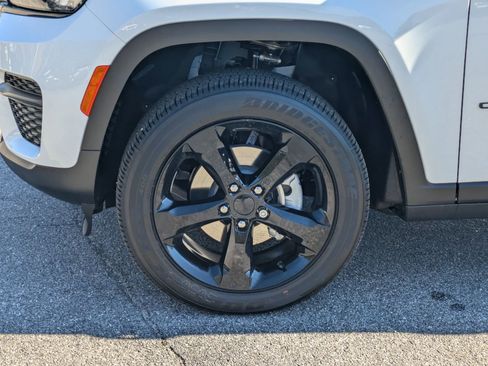 New 2025 Jeep Grand Cherokee 4WD image 32