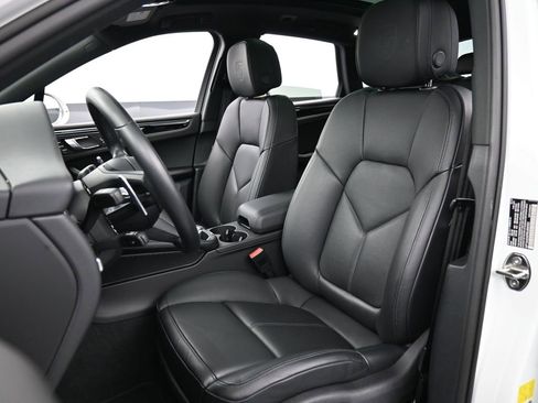 Certified 2025 Porsche Macan image 5