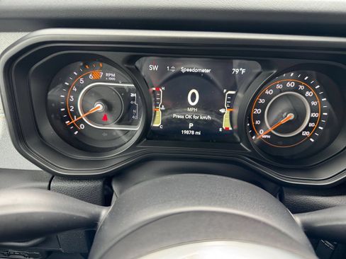 Used 2025 Jeep Wrangler Unlimited Sahara AWD/4WD image 39