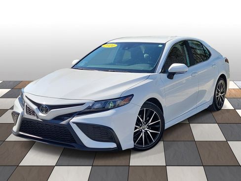Used 2024 Toyota Camry SE w/ Cold Weather Package AWD/4WD image 1