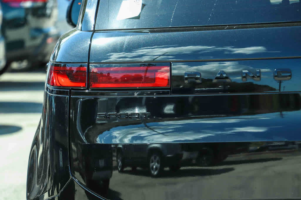 Used 2023 Land Rover Range Rover Sport SE AWD/4WD image 9
