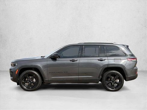 Used 2022 Jeep Grand Cherokee Altitude AWD/4WD image 9