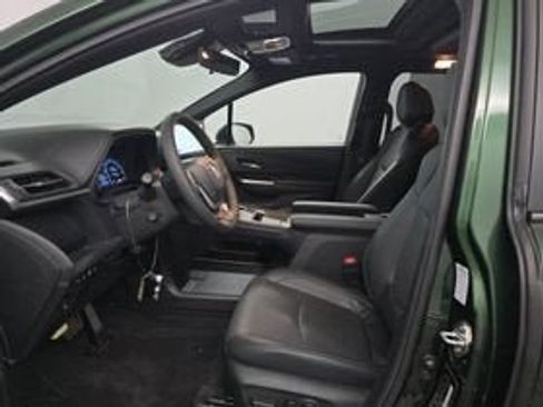Used 2025 Toyota Sienna Platinum AWD/4WD image 6